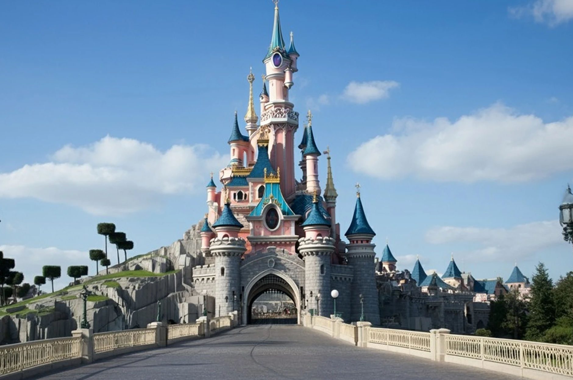Σάλος στη Disneyland: Ανήλικη νύφη 9 ετών σε… «μαϊμού» γάμο – Έντονες αντιδράσεις Σάλος στη Disneyland: Ανήλικη νύφη 9 ετών σε… «μαϊμού» γάμο – Έντονες αντιδράσεις