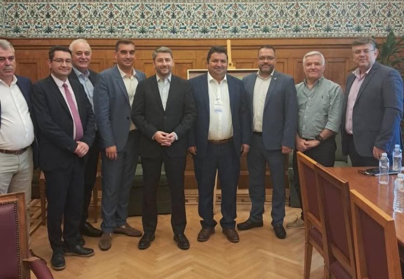 Στον Πρόεδρο του ΠΑΣΟΚ ο δήμαρχος Μαντουδίου Λίμνης Αγίας Άννας