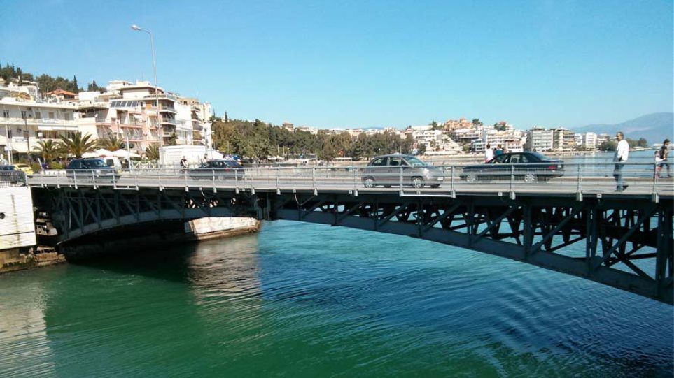 «Αγκάθια» για την επισκευή της παλιάς γέφυρας στη Χαλκίδα «Αγκάθια» για την επισκευή της παλιάς γέφυρας στη Χαλκίδα