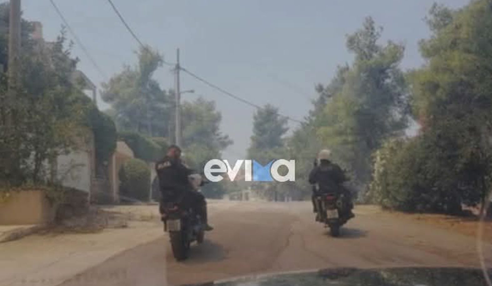 Ήρωας στην Εύβοια: Ο αστυνομικός που ρισκάρει τη ζωή του για να σώσει ανθρώπους Ήρωας στην Εύβοια: Ο αστυνομικός που ρισκάρει τη ζωή του για να σώσει ανθρώπους
