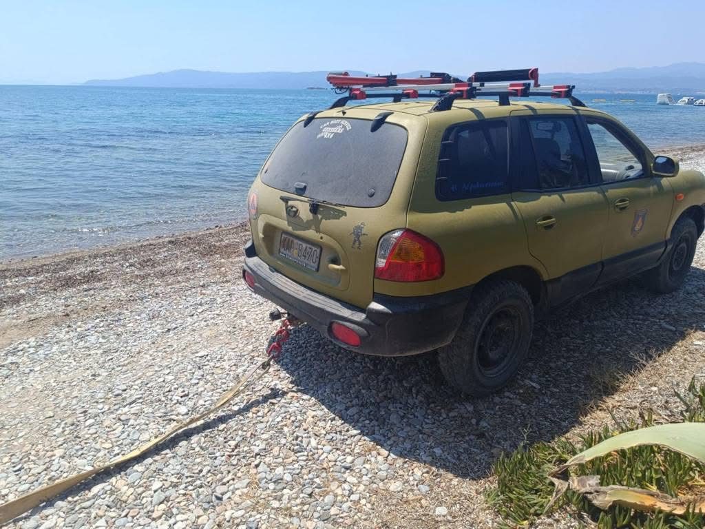 Εύβοια: Περιπέτεια για δύο ΙΧ – Κόλλησαν στην άμμο – Τους «ξεκόλλησαν» εθελοντές Εύβοια: Περιπέτεια για δύο ΙΧ – Κόλλησαν στην άμμο – Τους «ξεκόλλησαν» εθελοντές
