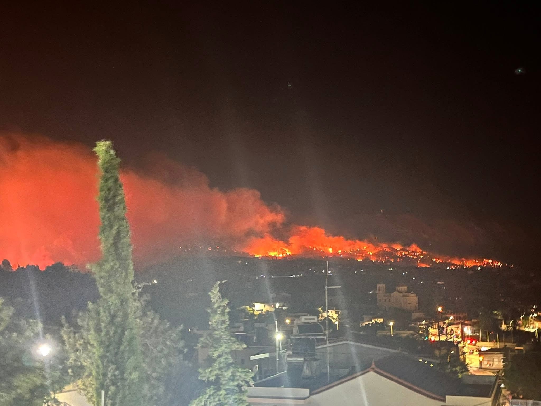 Μαίνεται η μεγάλη φωτιά στη Χίο: Μάχη για να γλυτώσουν τα Μαστιχοχώρια Μαίνεται η μεγάλη φωτιά στη Χίο: Μάχη για να γλυτώσουν τα Μαστιχοχώρια