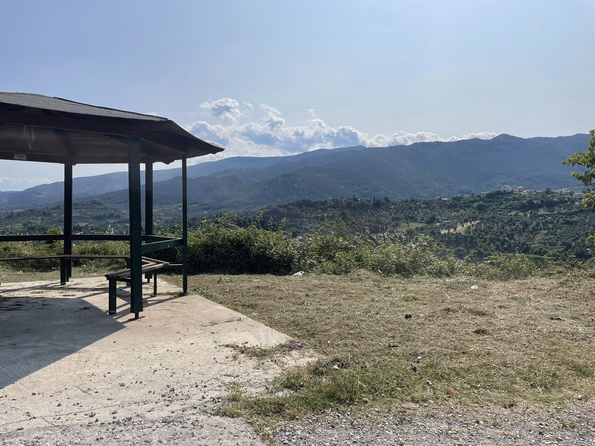Καθαρίζουν από κλαδιά και χόρτα χωριό στην Εύβοια Καθαρίζουν από κλαδιά και χόρτα χωριό στην Εύβοια