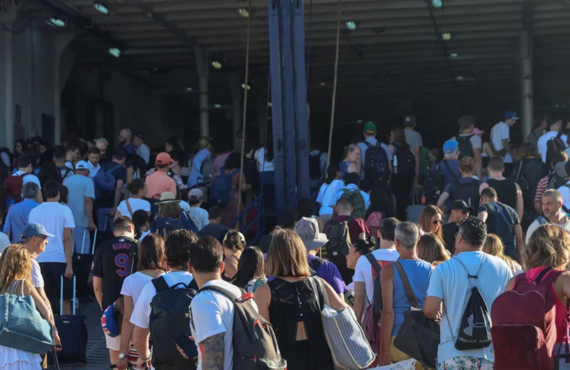 Χαμός στα λιμάνια: Έφυγαν οι πρώτοι αδειούχοι – Στα νησιά και οι μαθητές που τελείωσαν τις Πανελλήνιες Χαμός στα λιμάνια: Έφυγαν οι πρώτοι αδειούχοι – Στα νησιά και οι μαθητές που τελείωσαν τις Πανελλήνιες