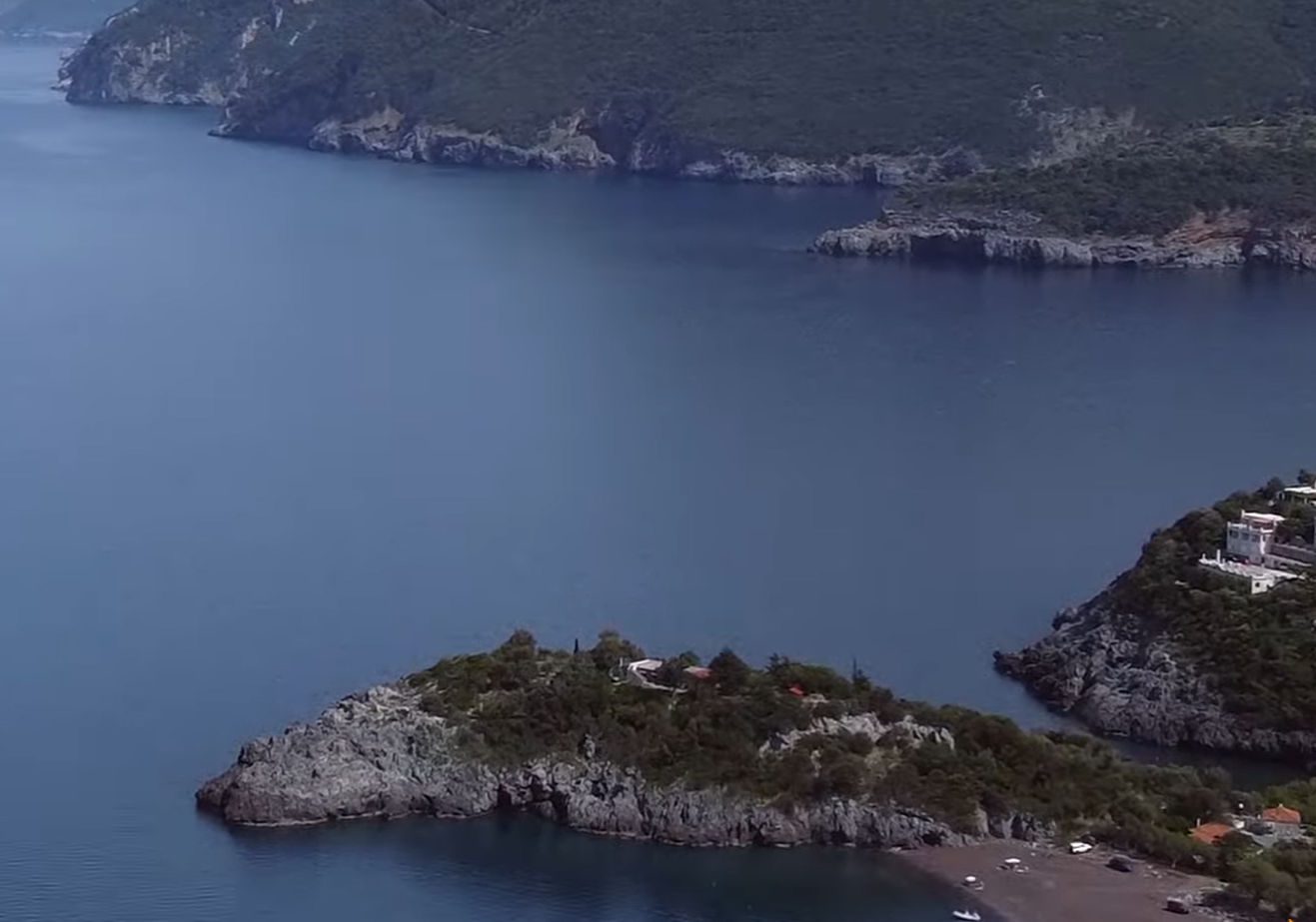 Η παραλία στην Εύβοια που κόβει την ανάσα με την άγρια ομορφιά της Η παραλία στην Εύβοια που κόβει την ανάσα με την άγρια ομορφιά της
