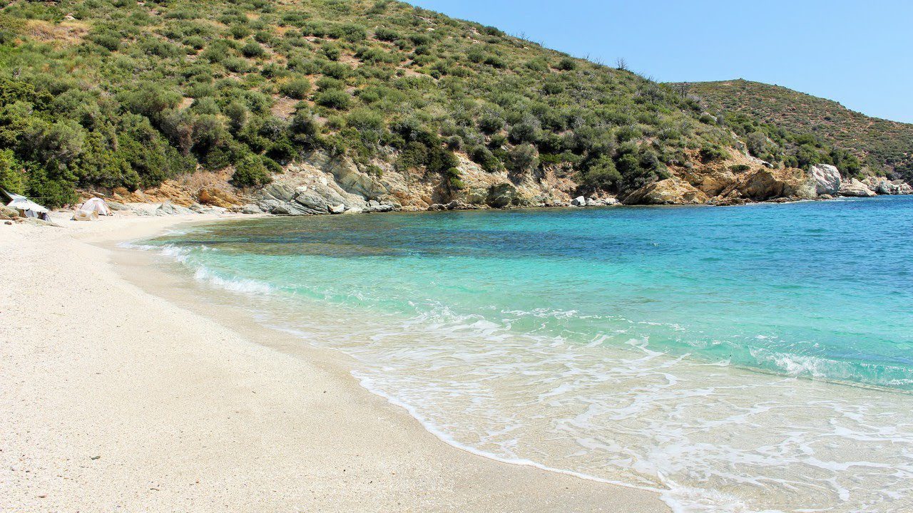 Η παραλία που θυμίζει εξωτικό νησί στην Εύβοια Η παραλία που θυμίζει εξωτικό νησί στην Εύβοια