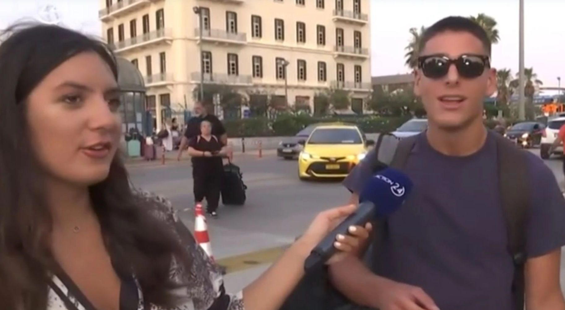 «Θα σου έλεγα ότι είσαι πολύ όμορφη»: «Γύπας» πιτσιρικάς την πέφτει σε ρεπόρτερ πριν ανέβει στο πλοίο για Πάρο «Θα σου έλεγα ότι είσαι πολύ όμορφη»: «Γύπας» πιτσιρικάς την πέφτει σε ρεπόρτερ πριν ανέβει στο πλοίο για Πάρο