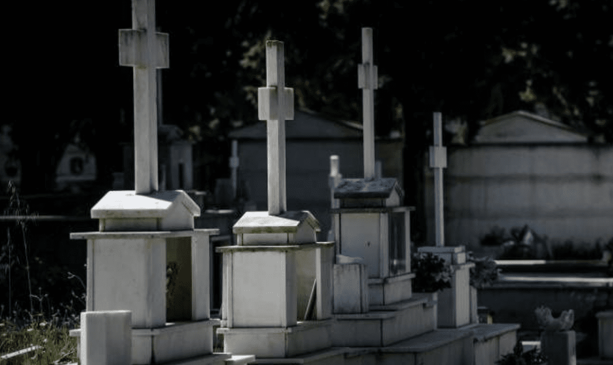 Σάλος σε νεκροταφείο: Πατέρας και γιος ξυλοκόπησαν υπάλληλος Σάλος σε νεκροταφείο: Πατέρας και γιος ξυλοκόπησαν υπάλληλος