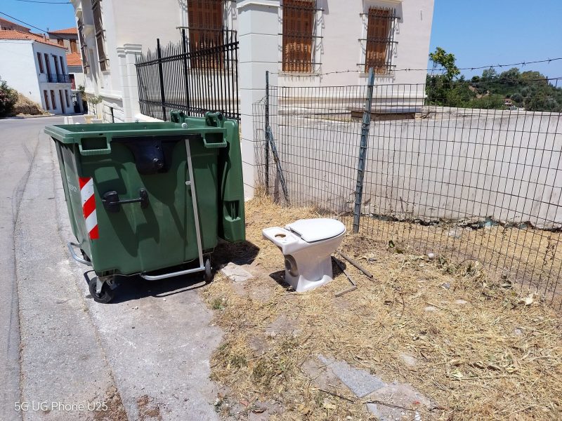 Εύβοια: Αγανάκτιση για την τοποθέτηση λεκάνης τουαλέτας δίπλα στο Λαογραφικό Μουσείο Κύμης Εύβοια: Αγανάκτιση για την τοποθέτηση λεκάνης τουαλέτας δίπλα στο Λαογραφικό Μουσείο Κύμης