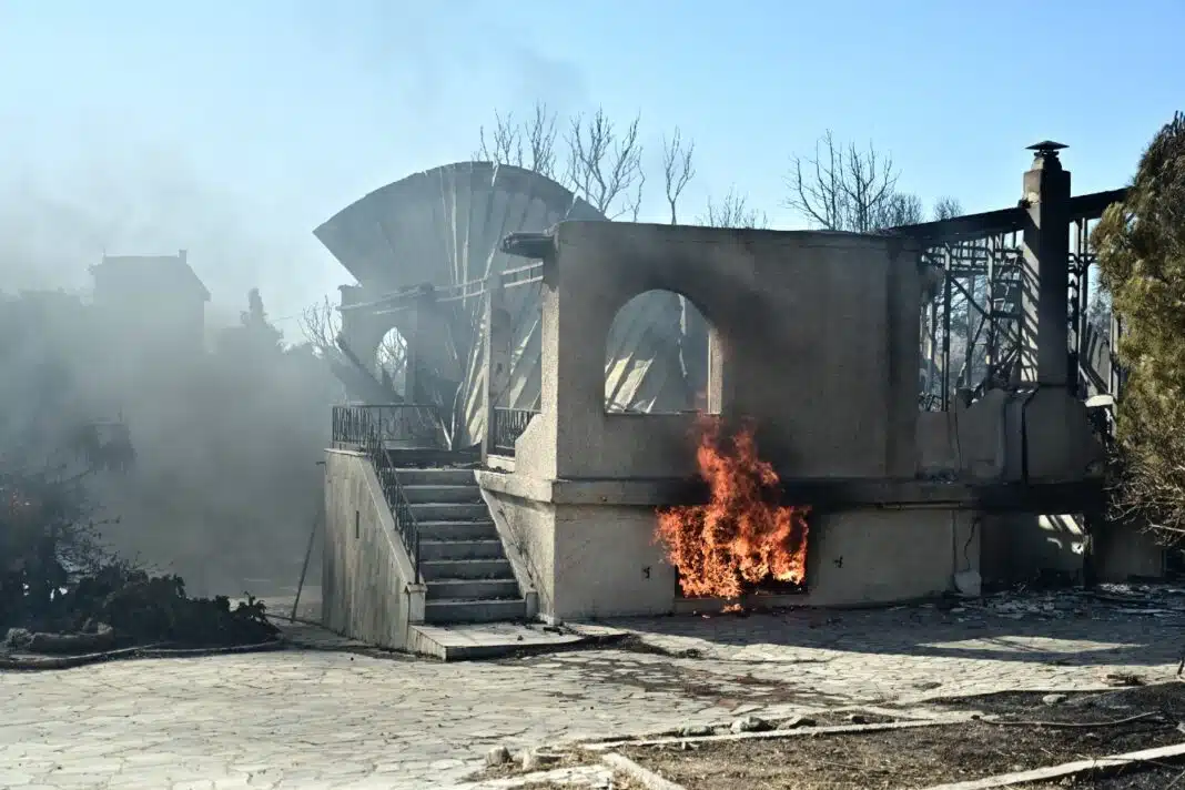 Φωτιά στην Παλαιά Φώκαια: Κάηκαν σπίτια και αυτοκίνητα στο Θυμάρι (εικόνες & βίντεο) Φωτιά στην Παλαιά Φώκαια: Κάηκαν σπίτια και αυτοκίνητα στο Θυμάρι (εικόνες & βίντεο)