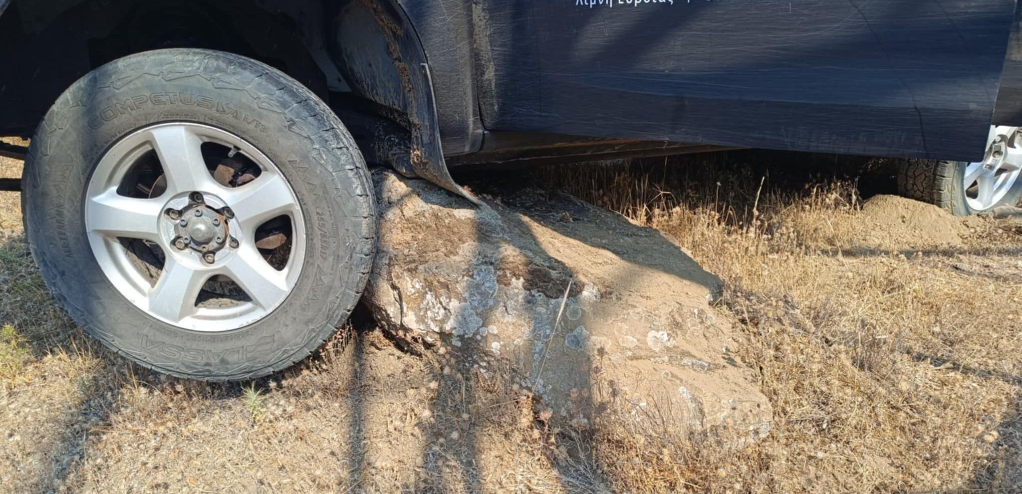Εύβοια: Φορτηγάκι 4χ4 σφήνωσε σε βράχο – Το αποκόλλησαν εθελοντές Εύβοια: Φορτηγάκι 4χ4 σφήνωσε σε βράχο – Το αποκόλλησαν εθελοντές