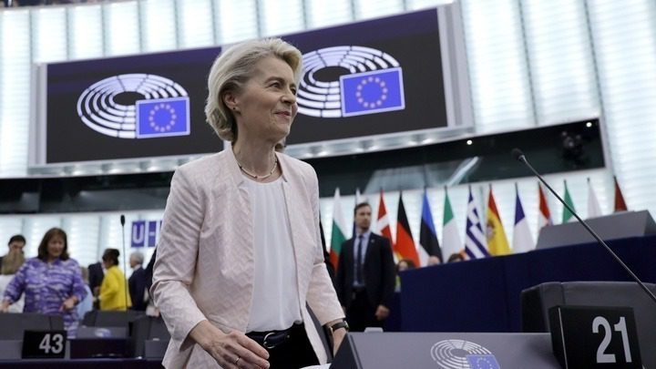 Πρόταση μομφής στην Ούρσουλα φον ντερ Λάιεν- Τι της προσάπτουν σε σχέση με τον COVID