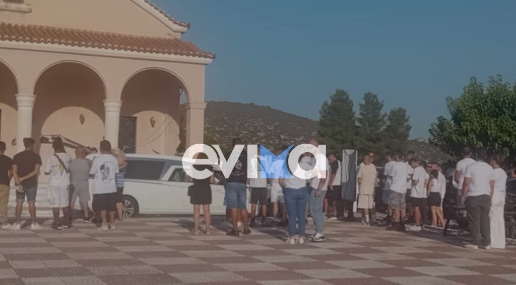 Ράγισαν καρδιές στην κηδεία του 30χρονου μοτοσικλετιστή από την Εύβοια Ράγισαν καρδιές στην κηδεία του 30χρονου μοτοσικλετιστή από την Εύβοια
