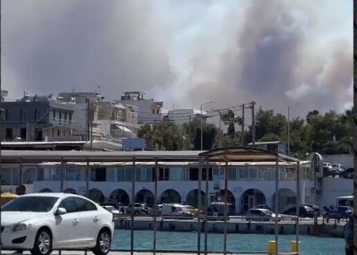 Κλείνει το λιμάνι της Ραφήνας λόγω φωτιάς – Στο Λαύριο μέχρι νεωτέρας τα πλοία