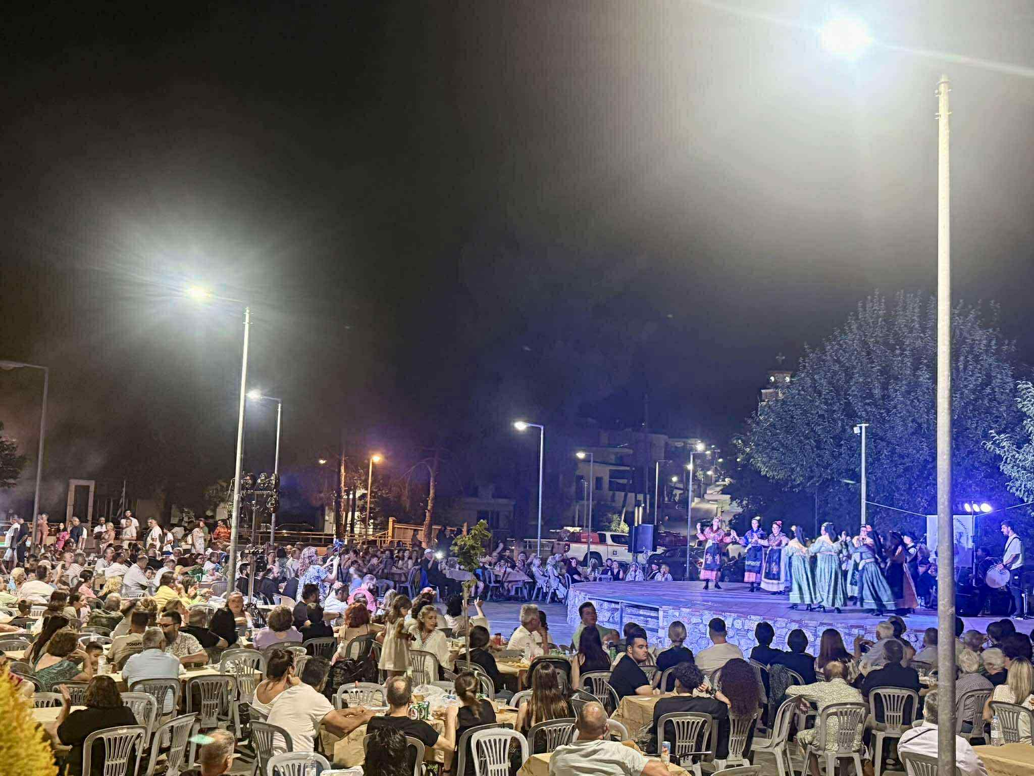 Βόρεια Εύβοια: Γέμισε με χορευτικά η πλατεία του Προκοπίου Βόρεια Εύβοια: Γέμισε με χορευτικά η πλατεία του Προκοπίου