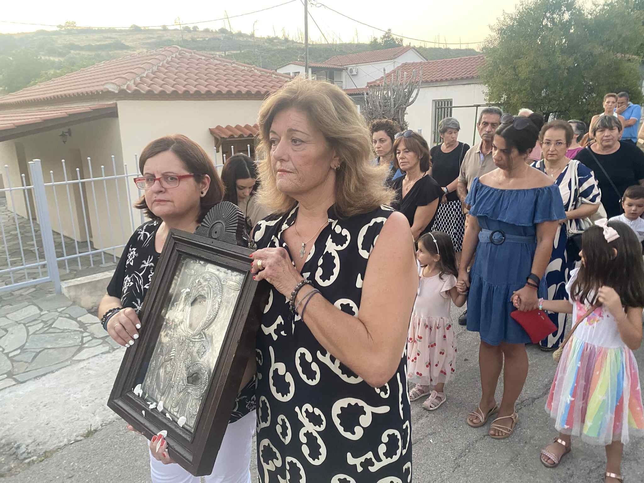 Γυναίκες έκαναν την περιφορά της εικόνας της Αγίας Παρασκευής στην Εύβοια Γυναίκες έκαναν την περιφορά της εικόνας της Αγίας Παρασκευής στην Εύβοια
