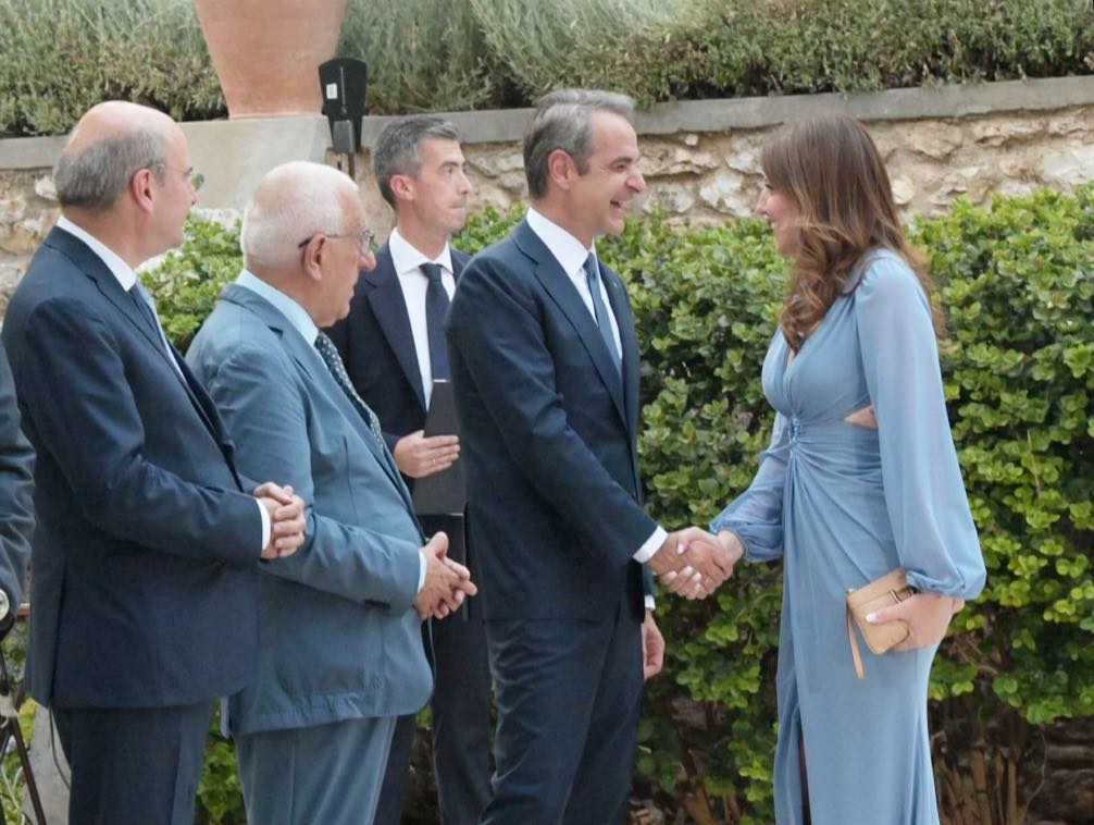 Απαστράπτουσα η Ευβοιώτισσα βουλευτής της ΝΔ στο Προεδρικό Μέγαρο Απαστράπτουσα η Ευβοιώτισσα βουλευτής της ΝΔ στο Προεδρικό Μέγαρο