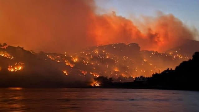 Φωτιά στην Ιεράπετρα: «Η κατάσταση είναι τραγική», λέει ο δήμαρχος