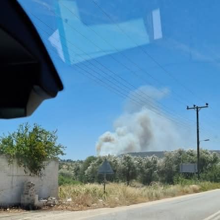 Μεγάλη φωτιά στο Κορωπί μέσα στα σπίτια – Ήχησε το 112 Μεγάλη φωτιά στο Κορωπί μέσα στα σπίτια – Ήχησε το 112