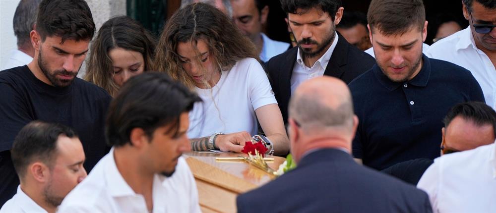 Σπαραγμός στη κηδεία του Ντιόγκο Ζότα: «Λύγισε» η σύζυγος του ποδοσφαιριστή πάνω από το φέρετρο (εικόνες) Σπαραγμός στη κηδεία του Ντιόγκο Ζότα: «Λύγισε» η σύζυγος του ποδοσφαιριστή πάνω από το φέρετρο (εικόνες)
