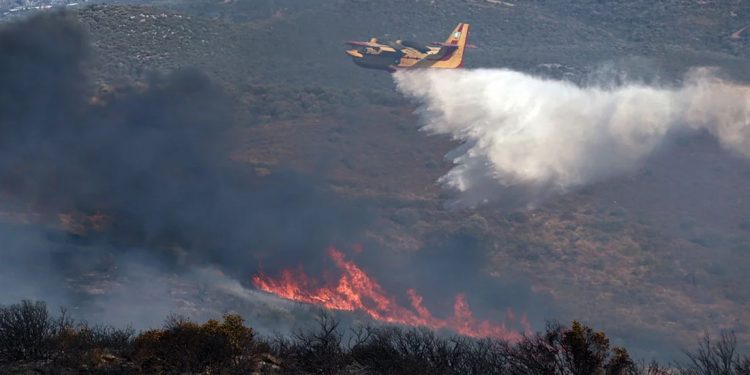 Φωτιά στο Ηράκλειο: Σηκώθηκαν και ελικόπτερα Φωτιά στο Ηράκλειο: Σηκώθηκαν και ελικόπτερα