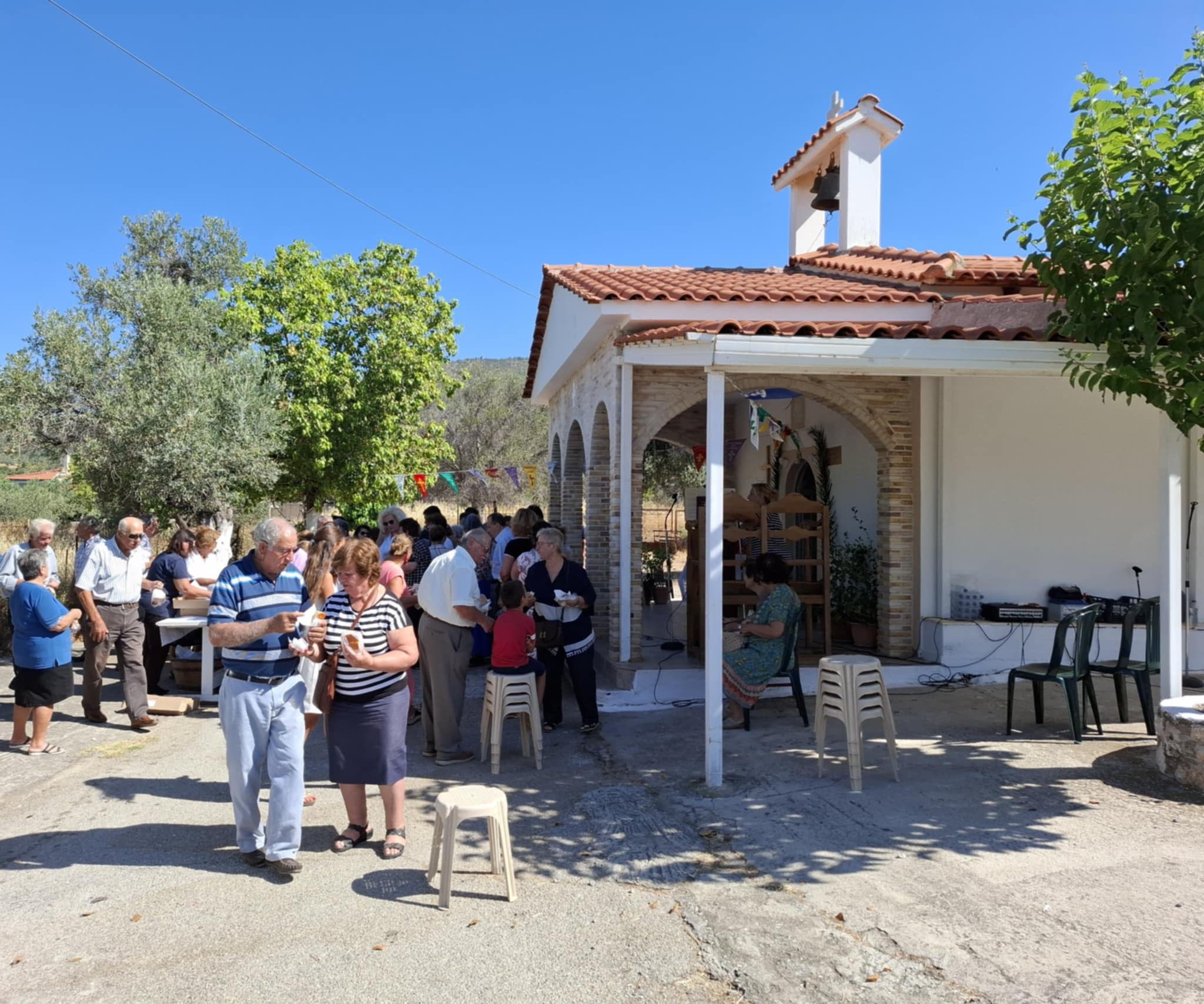 Πλημμύρισε με πιστούς ξωκλήσι στην Εύβοια! Πλημμύρισε με πιστούς ξωκλήσι στην Εύβοια!