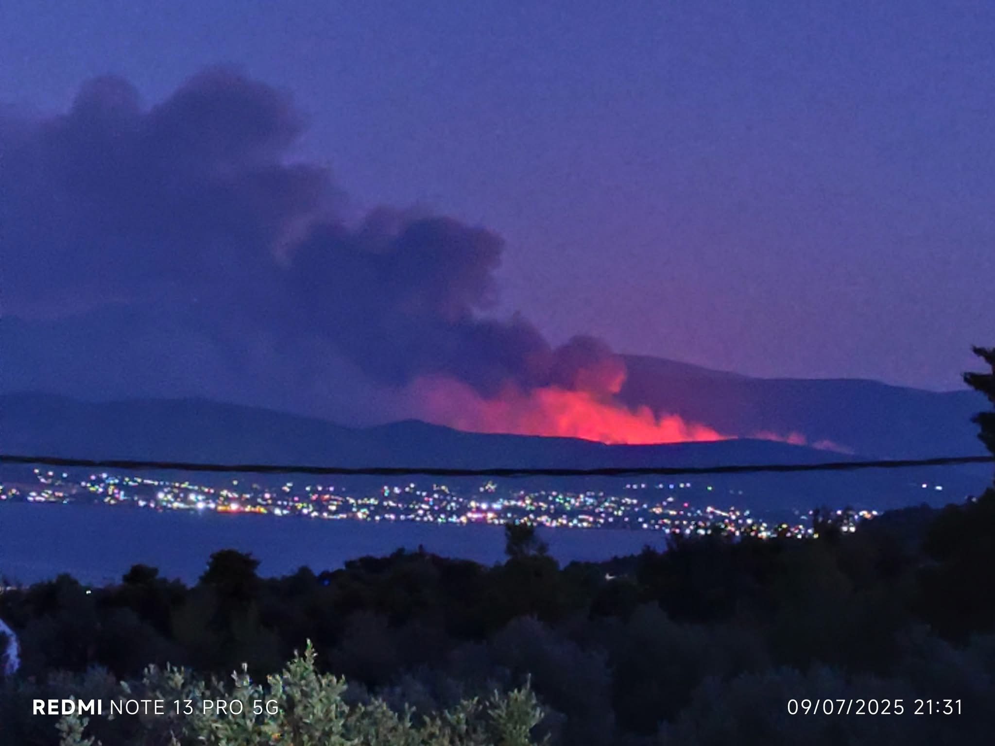 Φωτιά στον Ωρωπό: Νύχτα – κόλαση για το Ασπροχώρι – Οι φλόγες «κύκλωσαν» το χωριό Φωτιά στον Ωρωπό: Νύχτα – κόλαση για το Ασπροχώρι – Οι φλόγες «κύκλωσαν» το χωριό