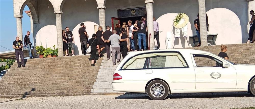 Αγρίνιο: Σπαραγμός στην κηδεία της δίχρονης – Τραγικές φιγούρες οι γονείς (εικόνες) Αγρίνιο: Σπαραγμός στην κηδεία της δίχρονης – Τραγικές φιγούρες οι γονείς (εικόνες)