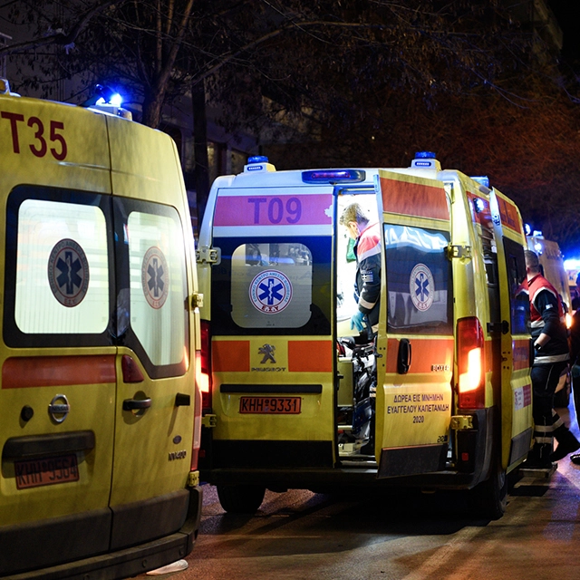 Αυτοκίνητο έπεσε σε εστιατόριο στο Κολωνάκι – Αναφορές για αρκετούς τραυματίες Αυτοκίνητο έπεσε σε εστιατόριο στο Κολωνάκι – Αναφορές για αρκετούς τραυματίες