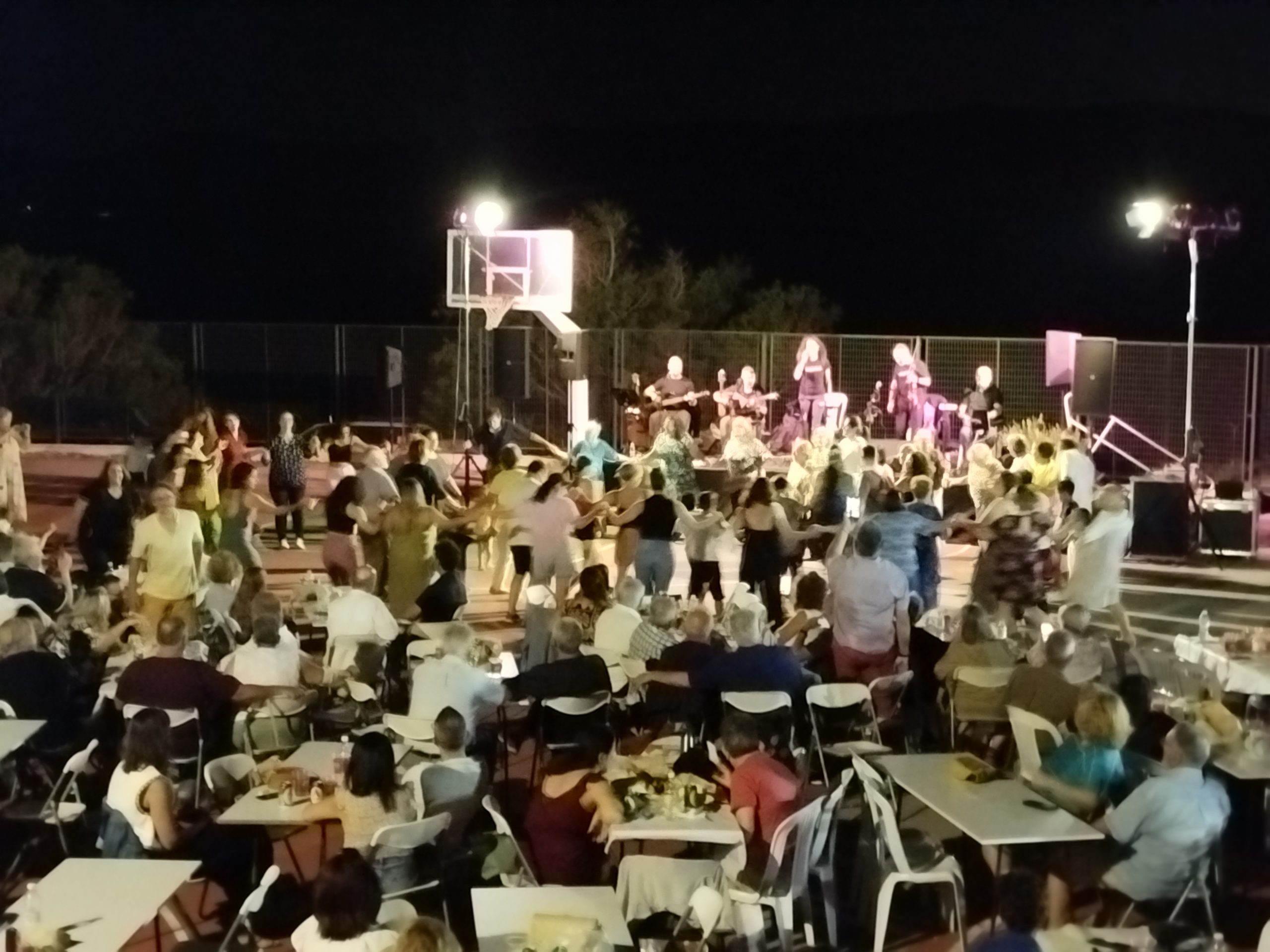 Κόμμα στην Εύβοια έκανε πανηγύρι και….φράκαρε από κόσμο! Κόμμα στην Εύβοια έκανε πανηγύρι και….φράκαρε από κόσμο!