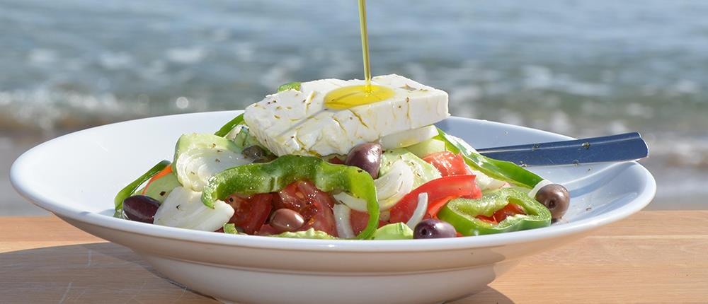 Πλήρωσε 15 ευρώ για χωριάτικη και της ζήτησαν έξτρα 2,5 ευρώ για το ελαιόλαδο Πλήρωσε 15 ευρώ για χωριάτικη και της ζήτησαν έξτρα 2,5 ευρώ για το ελαιόλαδο