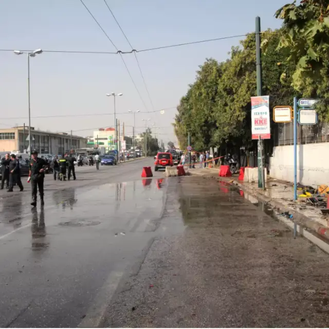 Αυτοκίνητο έπεσε σε σούπερ μάρκετ – Τρεις τραυματίες Αυτοκίνητο έπεσε σε σούπερ μάρκετ – Τρεις τραυματίες