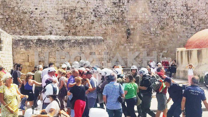 Επεισόδια στο λιμάνι της Ρόδου κατά την άφιξη ισραηλινών τουριστών Επεισόδια στο λιμάνι της Ρόδου κατά την άφιξη ισραηλινών τουριστών