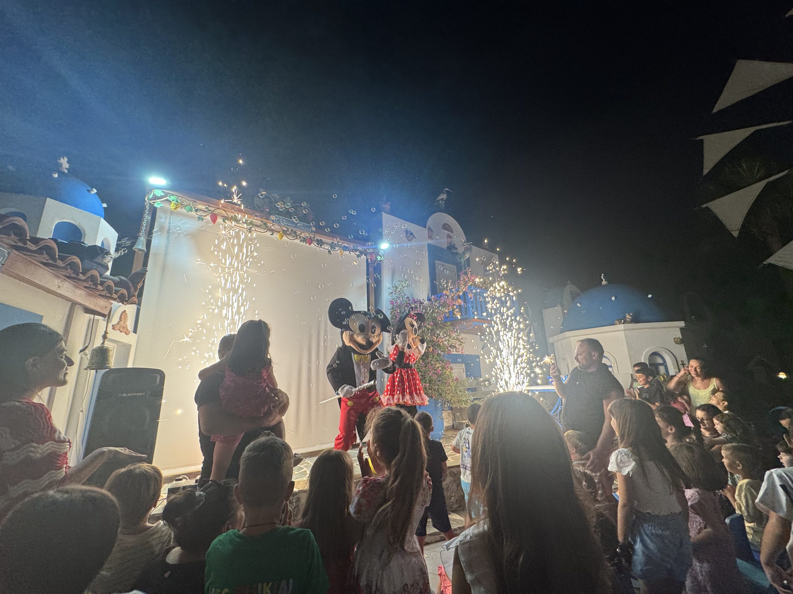 Εύβοια: Χαμός με Μίκυ και Μίνι στο Oasis Palace – Ένα πάρτι βγαλμένο από παραμύθι!