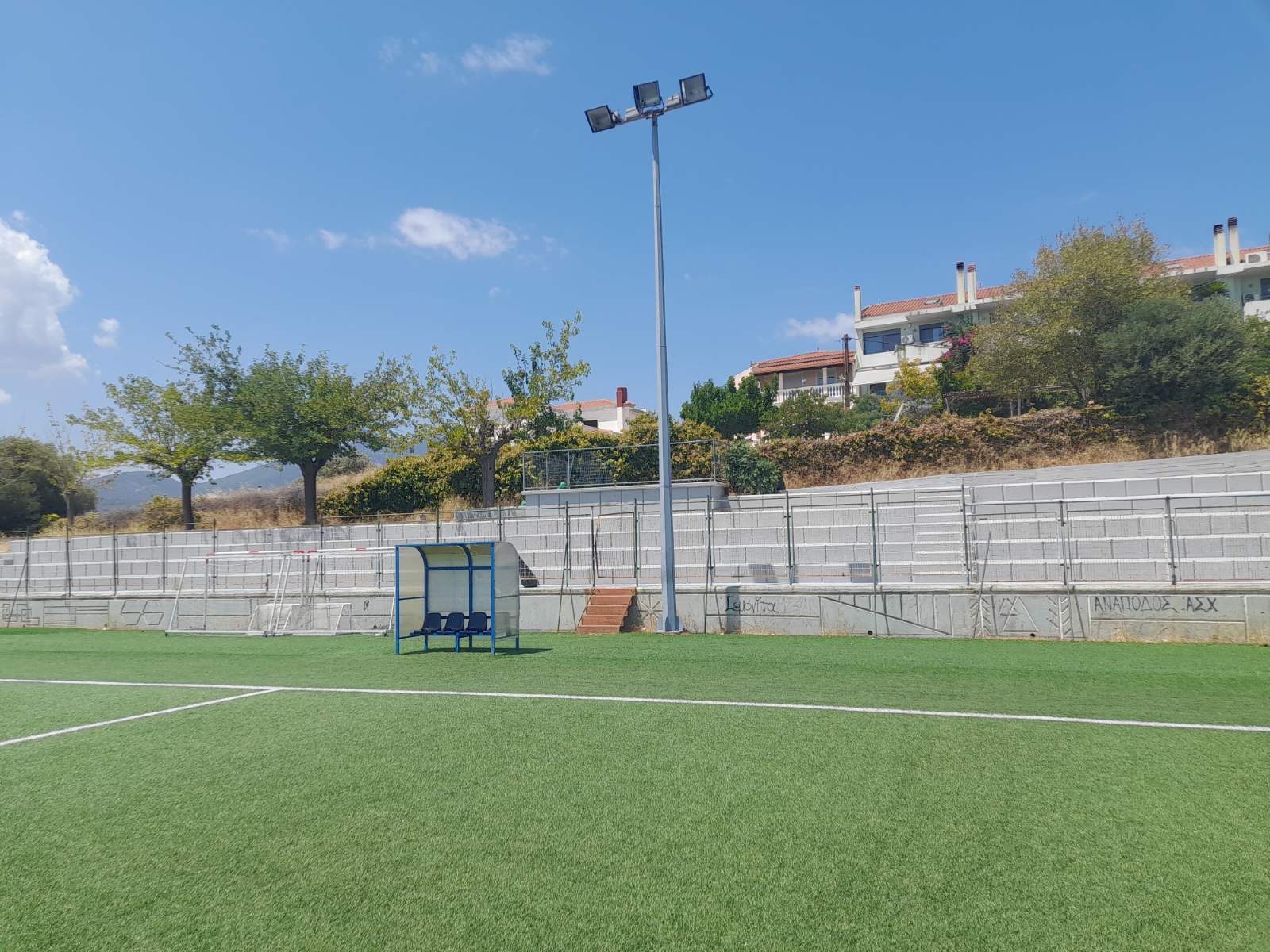 Αυτά τα γήπεδα έγιναν «ολοκαίνουρια» στην Εύβοια – Εικόνες Αυτά τα γήπεδα έγιναν «ολοκαίνουρια» στην Εύβοια – Εικόνες