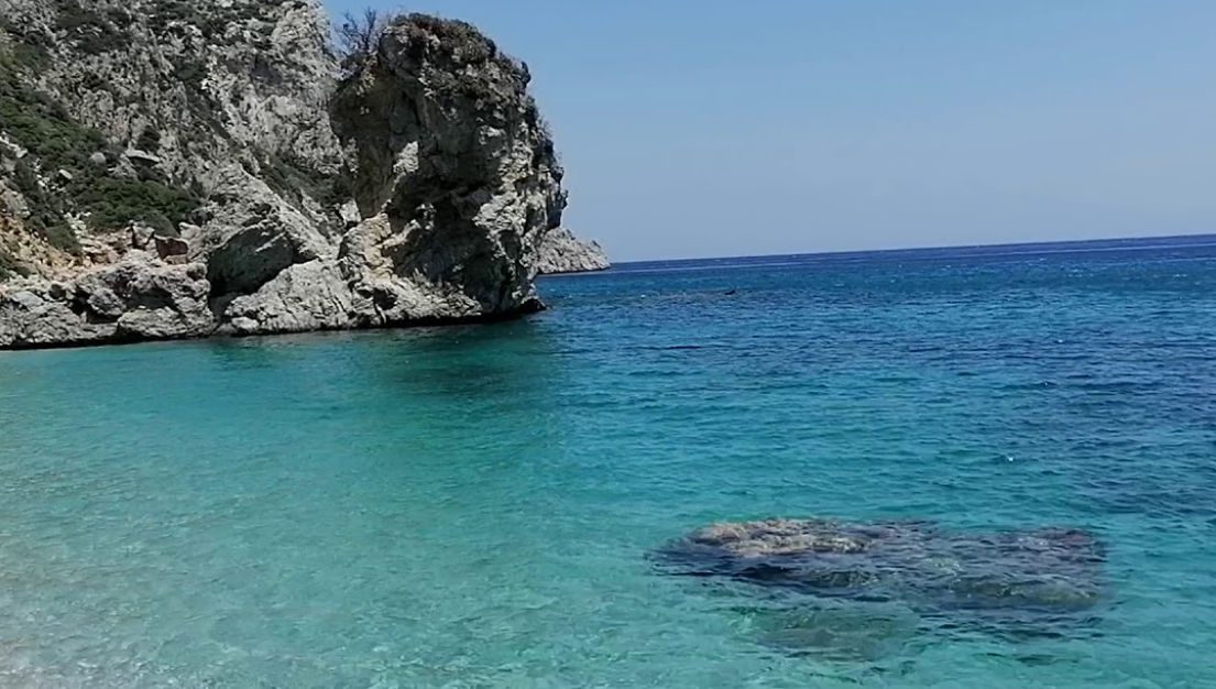 Η παραλία στην Εύβοια με το κρυμμένο μυστικό Η παραλία στην Εύβοια με το κρυμμένο μυστικό