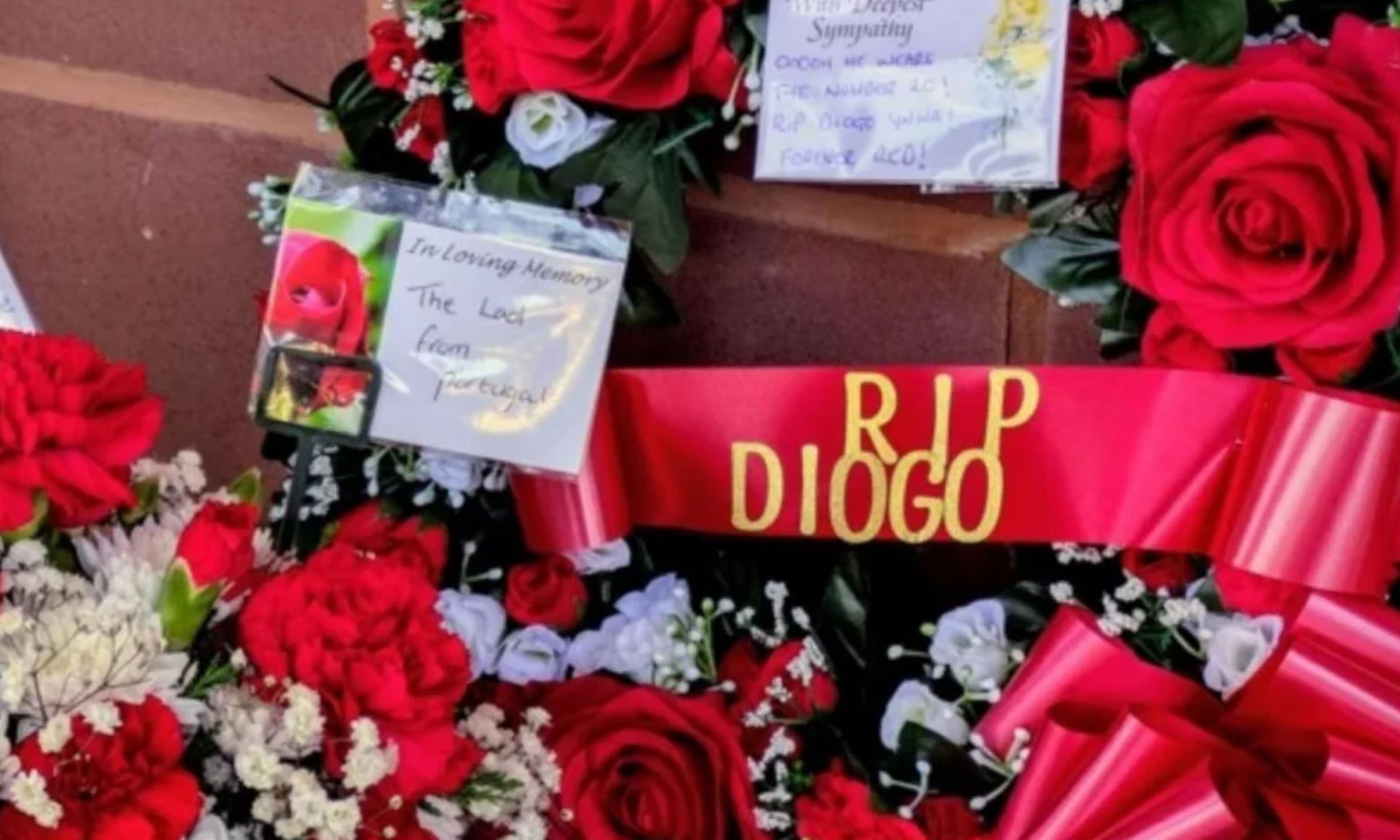 Πλήθος κόσμου έξω από το «Άνφιλντ»: Αφήνουν λουλούδια στη μνήμη του Ζότα
