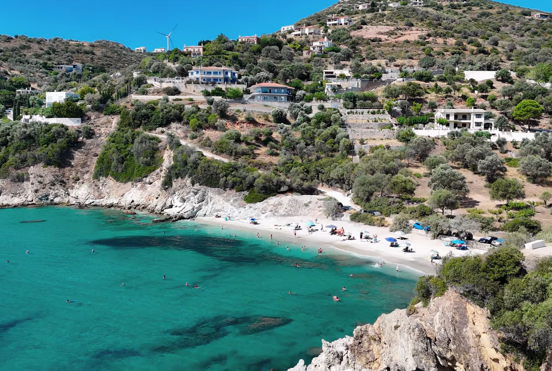 Η παραλία στην Εύβοια με την κατάλευκη άμμο και τα γαλανά νερά Η παραλία στην Εύβοια με την κατάλευκη άμμο και τα γαλανά νερά