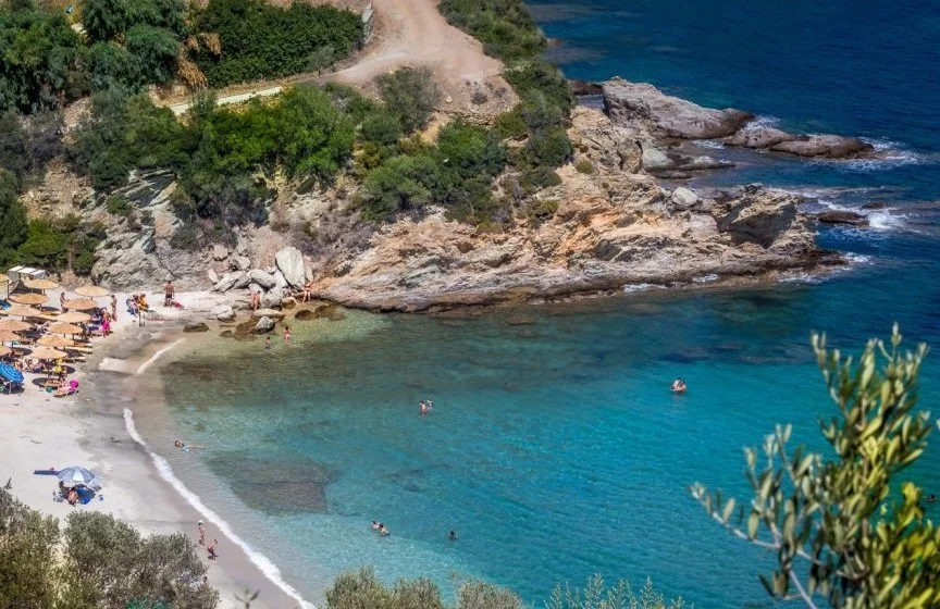 Η κρυφή παραλία-θησαυρός της Εύβοιας με λευκή άμμο και γαλανά νερά Η κρυφή παραλία-θησαυρός της Εύβοιας με λευκή άμμο και γαλανά νερά