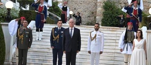 Λαμπερές εμφανίσεις στο Προεδρικό Μέγαρο για την 51η επέτειο από την αποκατάσταση της δημοκρατίας (εικόνες) Λαμπερές εμφανίσεις στο Προεδρικό Μέγαρο για την 51η επέτειο από την αποκατάσταση της δημοκρατίας (εικόνες)
