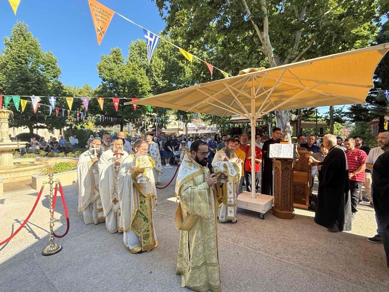 Πλημμύρισε από κόσμο το εκκλησάκι του Άγιου Παΐσιου στην Εύβοια Πλημμύρισε από κόσμο το εκκλησάκι του Άγιου Παΐσιου στην Εύβοια
