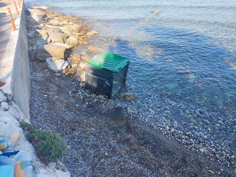 Αδιανόητο περιστατικό στην Εύβοια: Πέταξαν κάδο με σκουπίδια μέσα στην θάλασσα