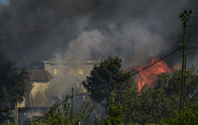 Πύρινη κόλαση στη Ραφήνα: Καίγονται σπίτια από την φωτιά – Βίντεο