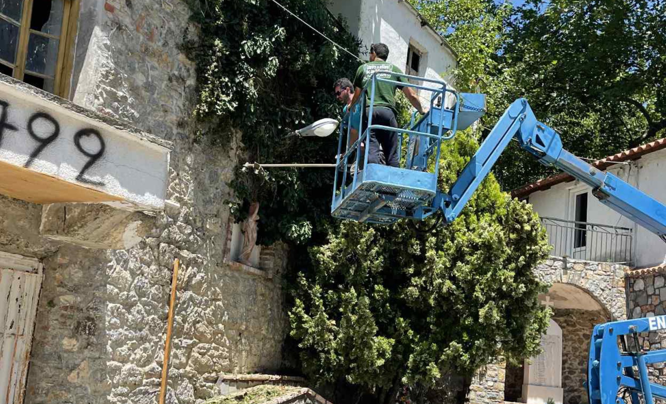 Προετοιμασίες σε χωριό στην Εύβοια για το μεγάλο πανηγύρι Προετοιμασίες σε χωριό στην Εύβοια για το μεγάλο πανηγύρι