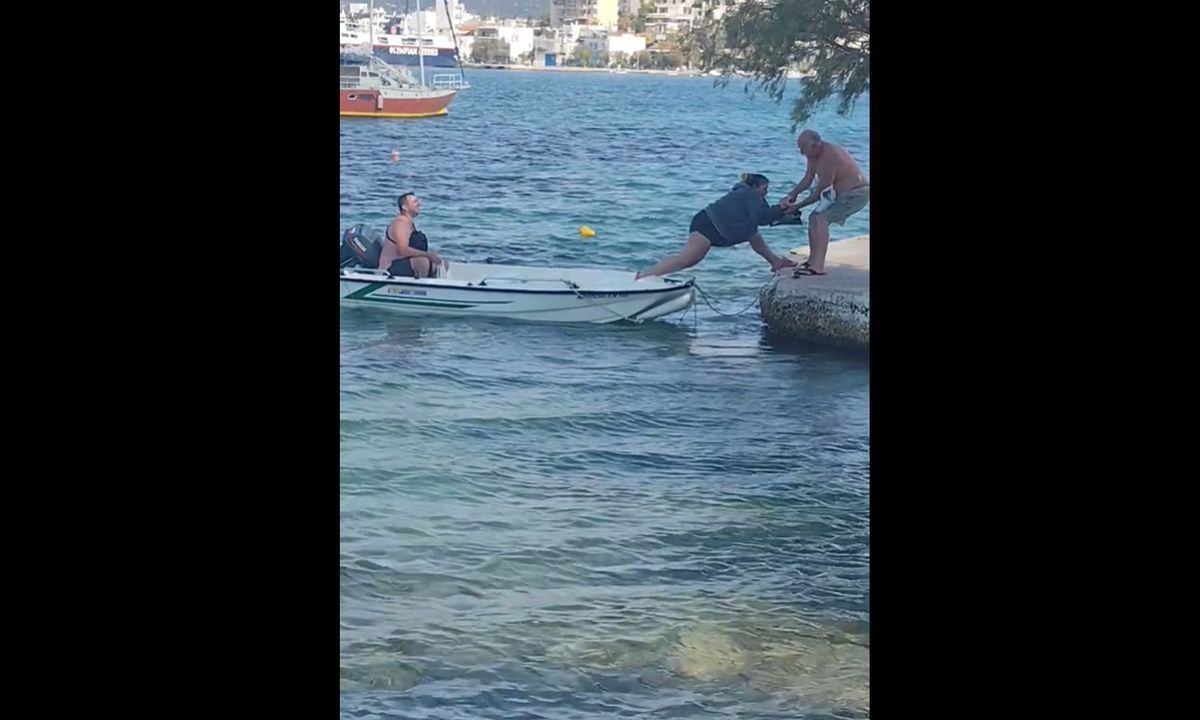 Viral βίντεο από την Εύβοια: Η… περιπετειώδης απόβαση γυναίκας από βάρκα Viral βίντεο από την Εύβοια: Η… περιπετειώδης απόβαση γυναίκας από βάρκα
