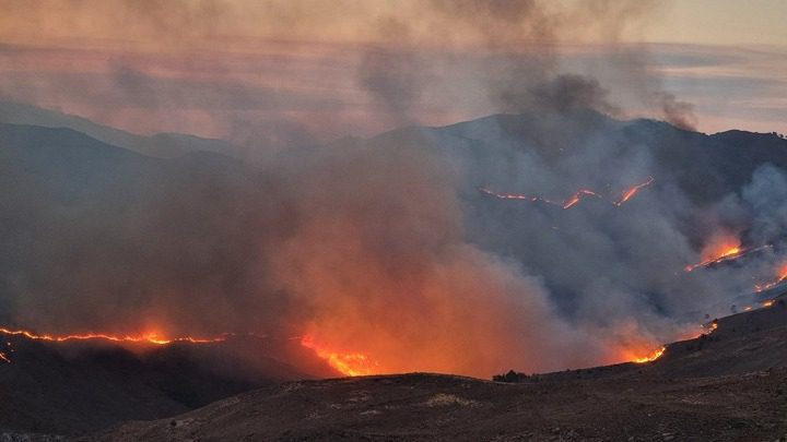 Πύρινη κόλαση με 15 τραυματίες πυροσβέστες- Τα νεότερα για την πορεία των μετώπων φωτιάς Πύρινη κόλαση με 15 τραυματίες πυροσβέστες- Τα νεότερα για την πορεία των μετώπων φωτιάς