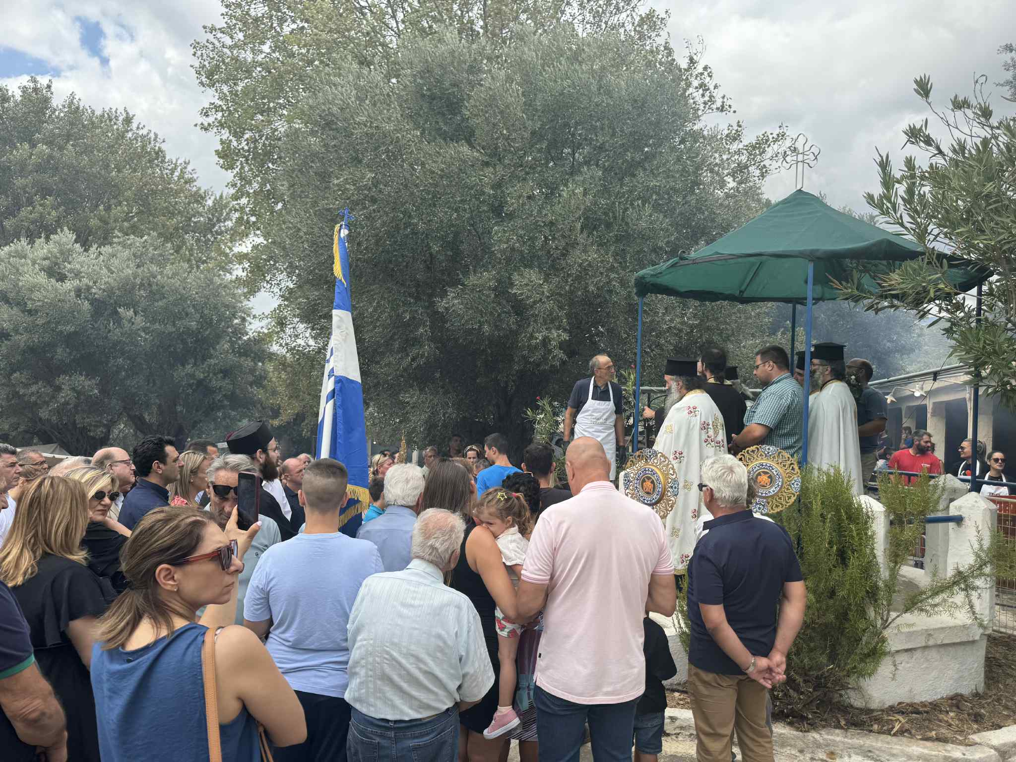 Πλήθος κόσμου στο έθιμο του στιφάδου στην Εύβοια – Πόσα χρόνια κρατάει η παράδοση (pics&vid)