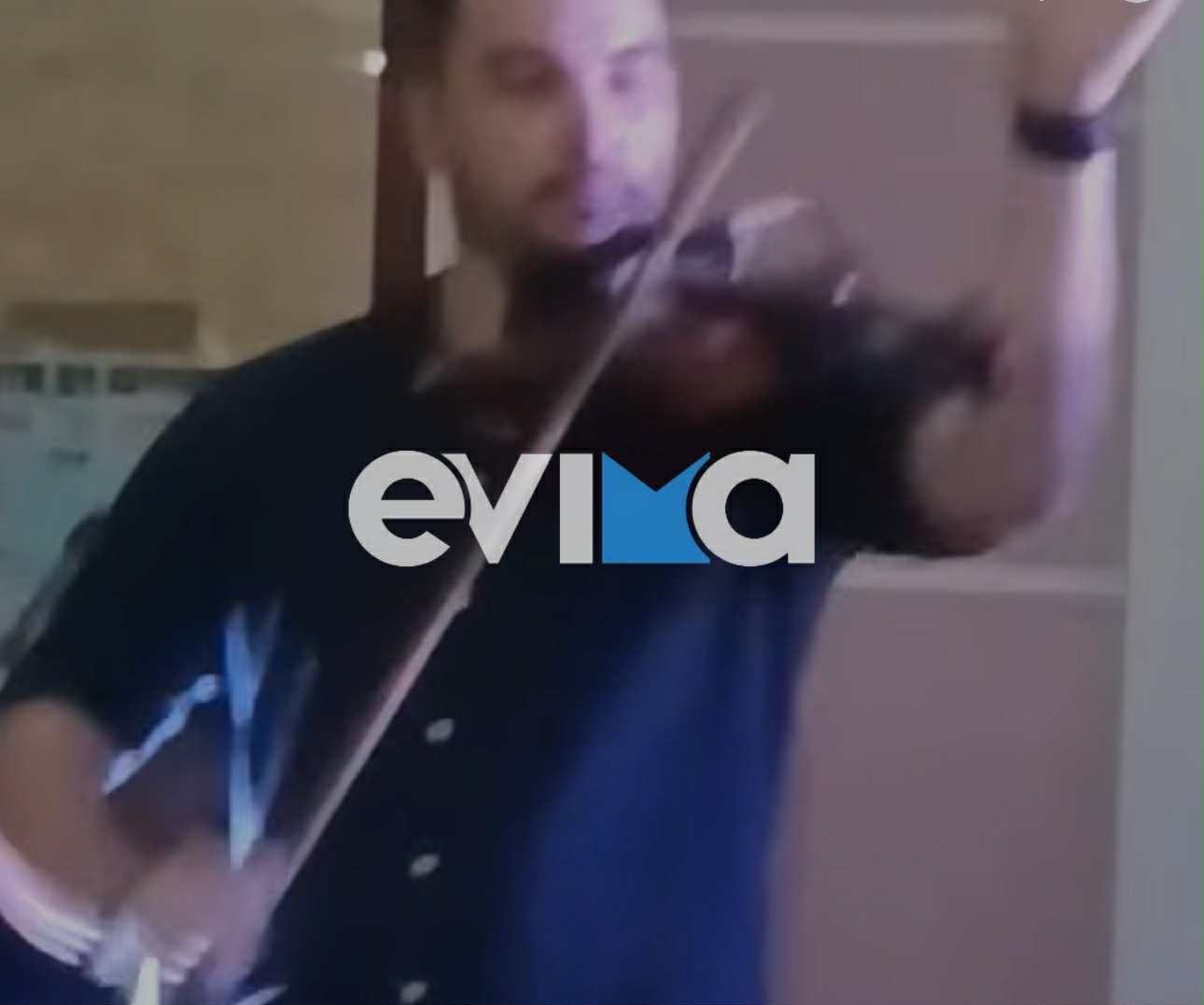 Εύβοια: Νεαρός βιολιστής μαγεύει με το δοξάρι του! Παίζει με το ένα χέρι και χορεύει ταυτόχρονα (βίντεο) Εύβοια: Νεαρός βιολιστής μαγεύει με το δοξάρι του! Παίζει με το ένα χέρι και χορεύει ταυτόχρονα (βίντεο)
