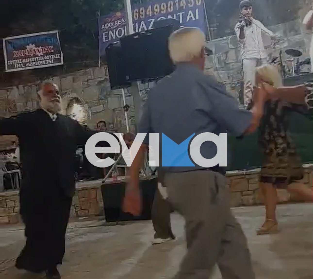 Εύβοια: Ιερέας χόρευε την Ευβοιώτισσα σε πανηγύρι και έγινε viral – Βίντεο Εύβοια: Ιερέας χόρευε την Ευβοιώτισσα σε πανηγύρι και έγινε viral – Βίντεο