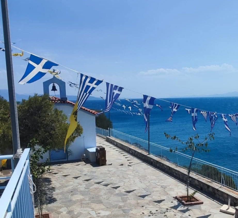 Εύβοια: Γιορτάζει το πανέμορφο ξωκλήσι της Παναγίας που βρίσκεται πάνω σε βράχια Εύβοια: Γιορτάζει το πανέμορφο ξωκλήσι της Παναγίας που βρίσκεται πάνω σε βράχια